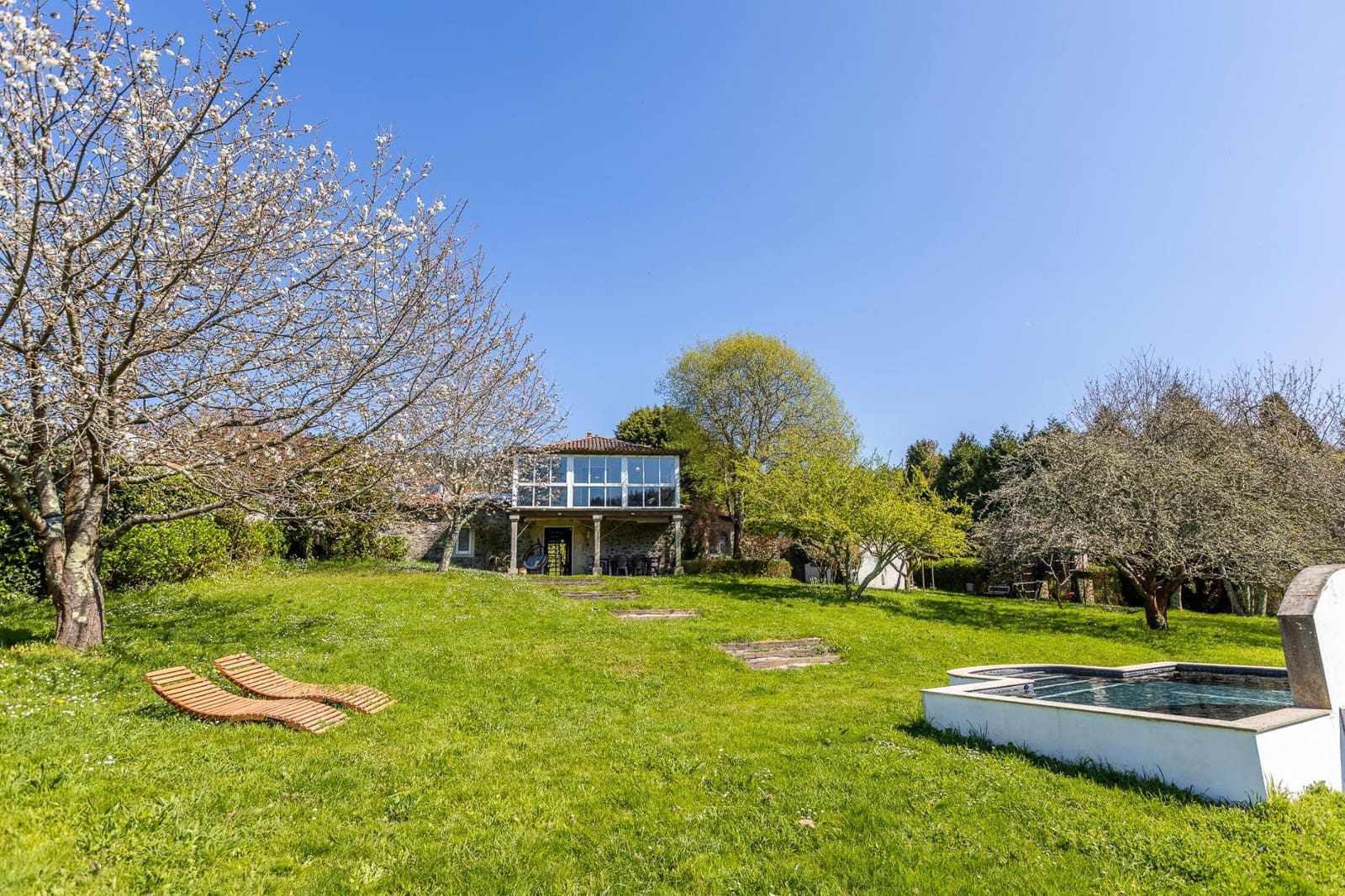 3 soveværelse Villa til salg i Oza-Cesuras med swimmingpool garage - € 1.350.000 (Ref: 9820377)