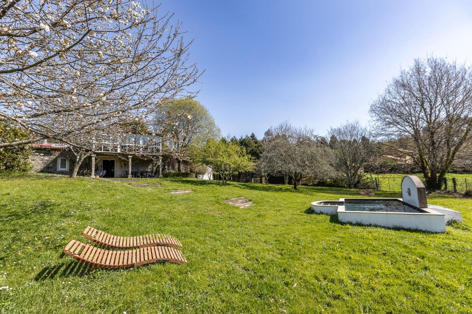 3 soveværelse Villa til salg i Oza-Cesuras med swimmingpool garage - € 1.350.000 (Ref: 9820377)