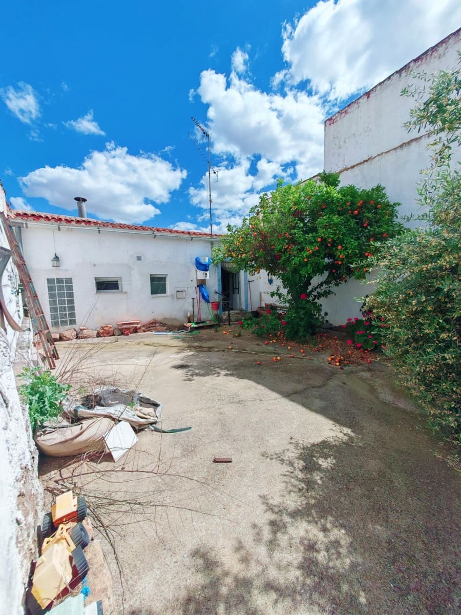 4 bedroom Townhouse for sale in Badajoz city - € 80,000 (Ref: 9820378)