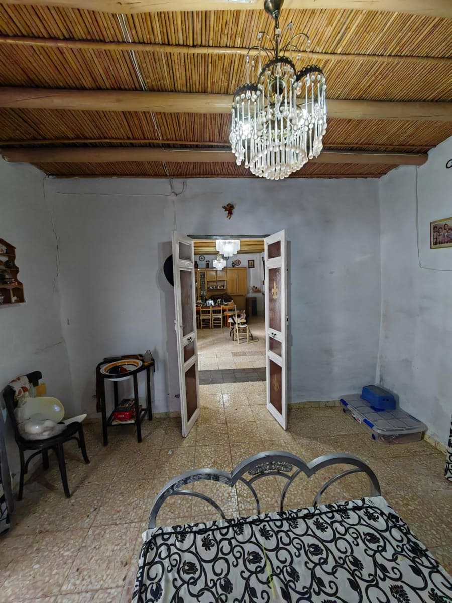 4 bedroom Townhouse for sale in Badajoz city - € 80,000 (Ref: 9820378)