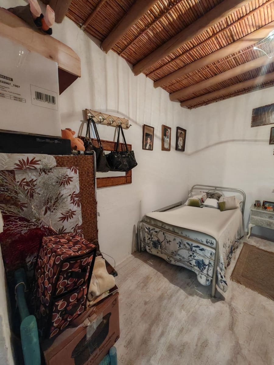4 bedroom Townhouse for sale in Badajoz city - € 80,000 (Ref: 9820378)