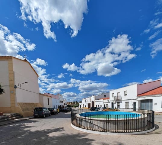 4 bedroom Townhouse for sale in Badajoz city - € 80,000 (Ref: 9820378)