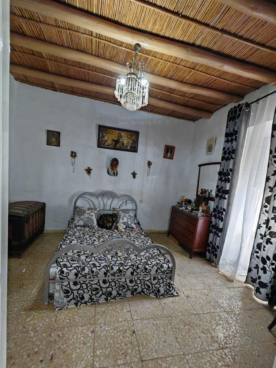 4 bedroom Townhouse for sale in Badajoz city - € 80,000 (Ref: 9820378)