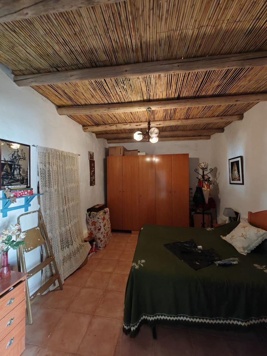 4 bedroom Townhouse for sale in Badajoz city - € 80,000 (Ref: 9820378)