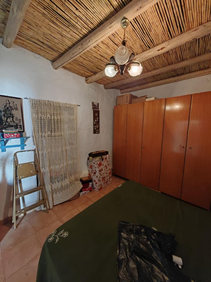 4 bedroom Townhouse for sale in Badajoz city - € 80,000 (Ref: 9820378)