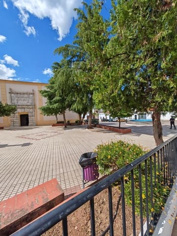 4 bedroom Townhouse for sale in Badajoz city - € 80,000 (Ref: 9820378)