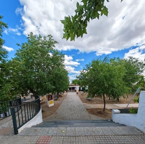 4 bedroom Townhouse for sale in Badajoz city - € 80,000 (Ref: 9820378)