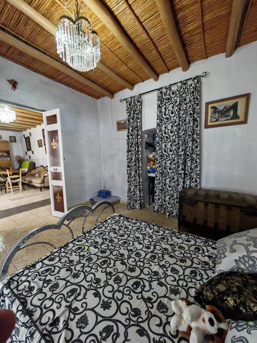 4 bedroom Townhouse for sale in Badajoz city - € 80,000 (Ref: 9820378)