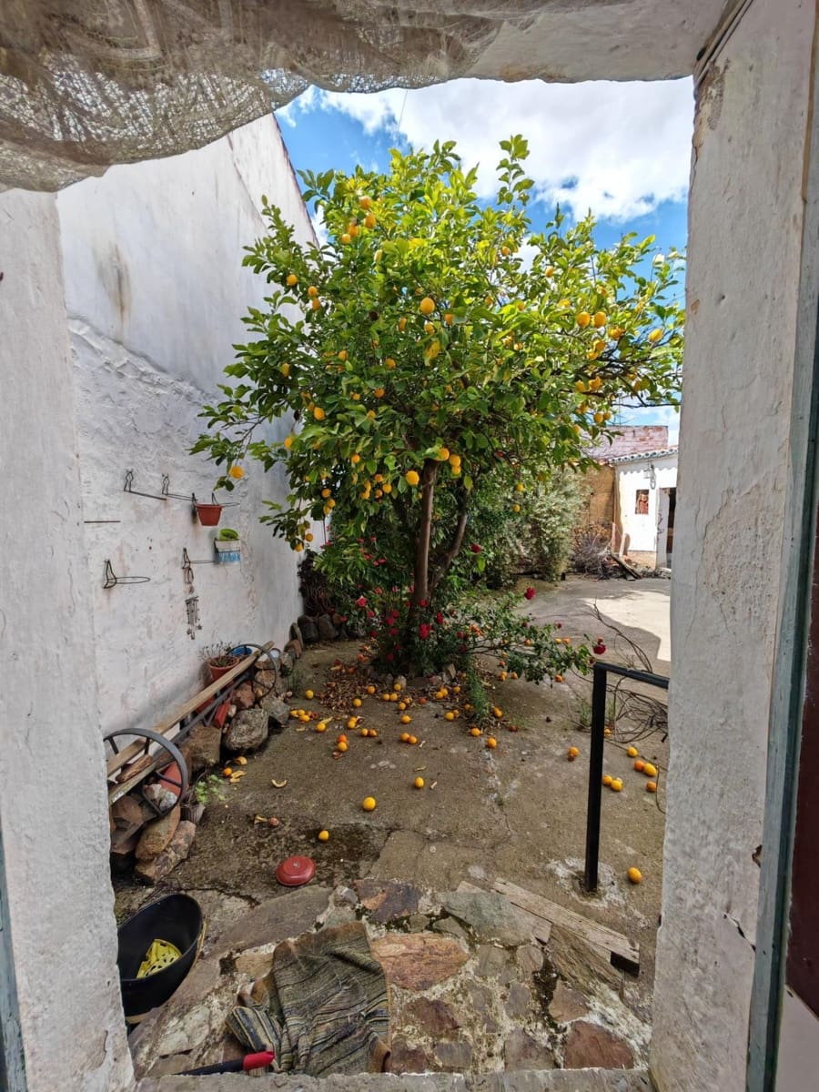 4 bedroom Townhouse for sale in Badajoz city - € 80,000 (Ref: 9820378)