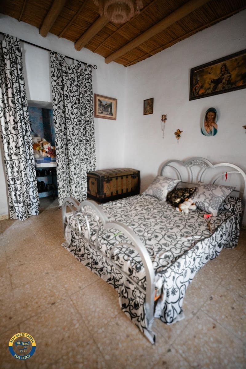 4 bedroom Townhouse for sale in Badajoz city - € 65,000 (Ref: 9820378)