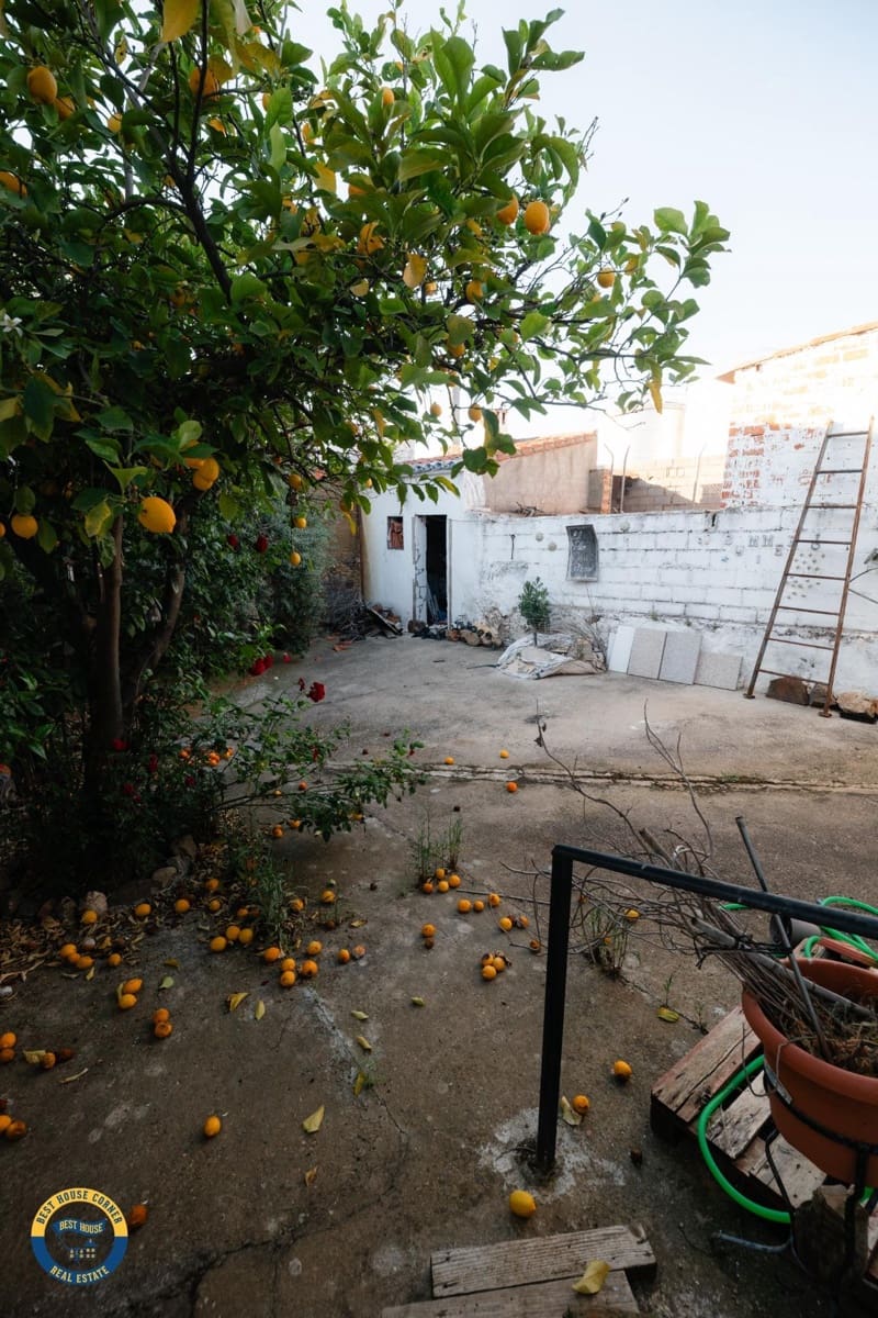 4 bedroom Townhouse for sale in Badajoz city - € 65,000 (Ref: 9820378)