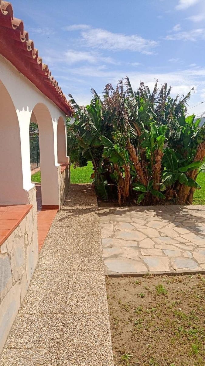 3 bedroom Villa for sale in La Linea de la Concepcion with pool garage - € 410,000 (Ref: 9829357)