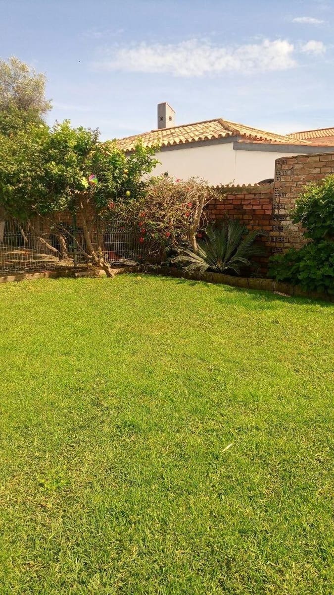 3 bedroom Villa for sale in La Linea de la Concepcion with pool garage - € 410,000 (Ref: 9829357)