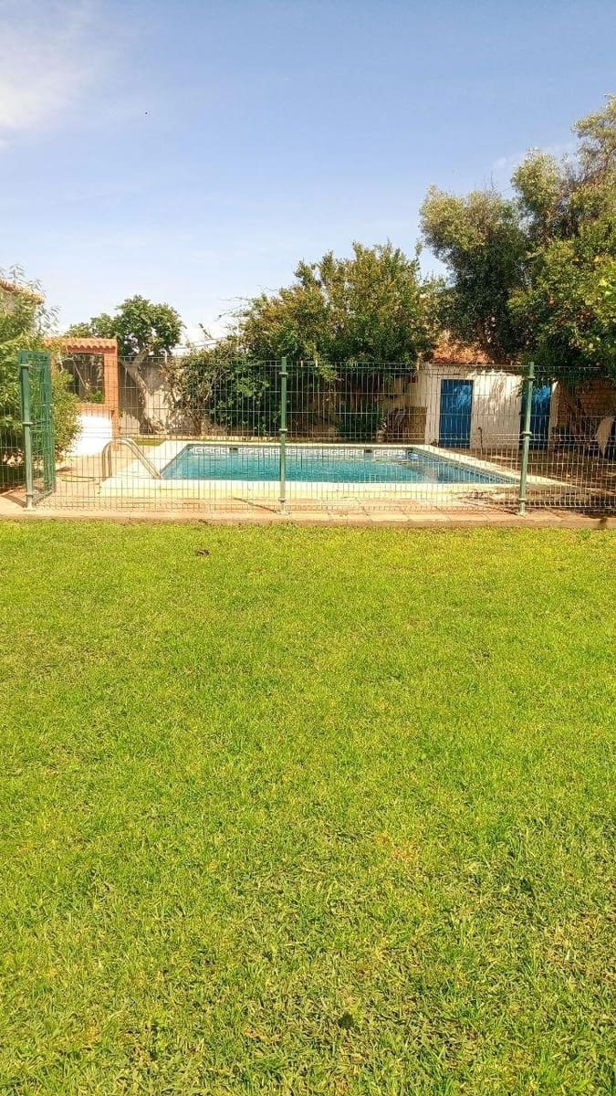 3 bedroom Villa for sale in La Linea de la Concepcion with pool garage - € 410,000 (Ref: 9829357)