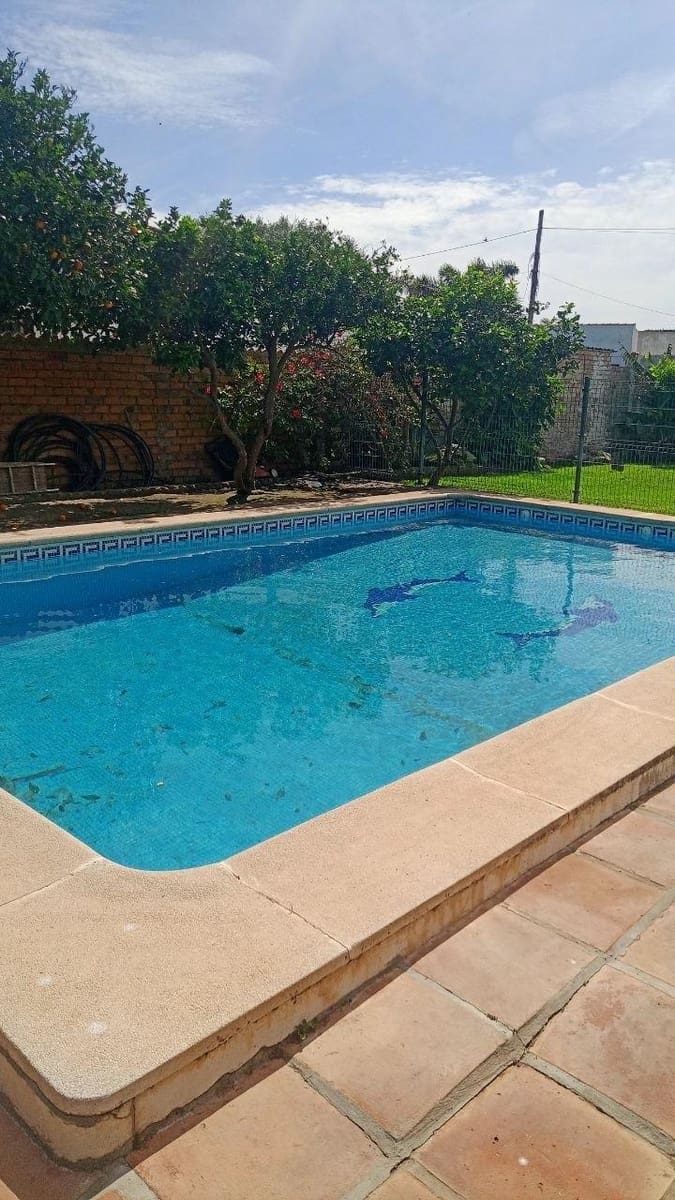 3 bedroom Villa for sale in La Linea de la Concepcion with pool garage - € 410,000 (Ref: 9829357)