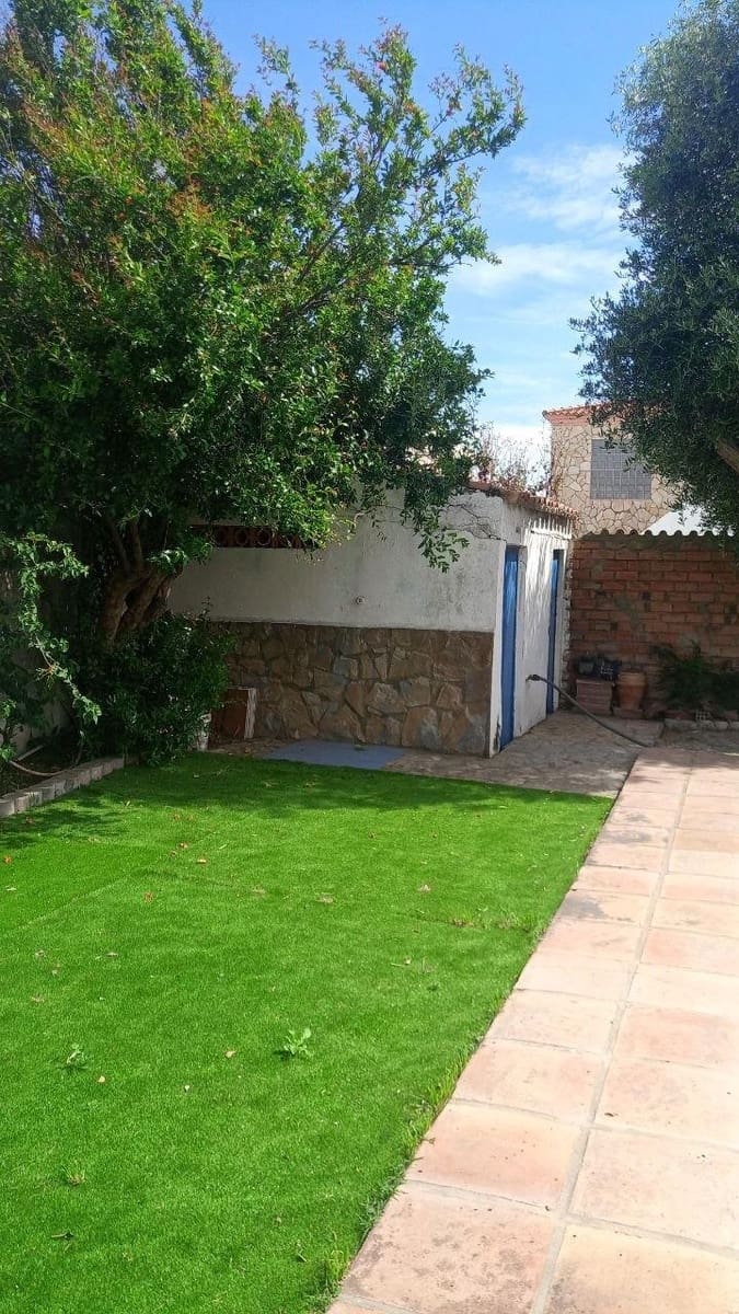 3 bedroom Villa for sale in La Linea de la Concepcion with pool garage - € 410,000 (Ref: 9829357)
