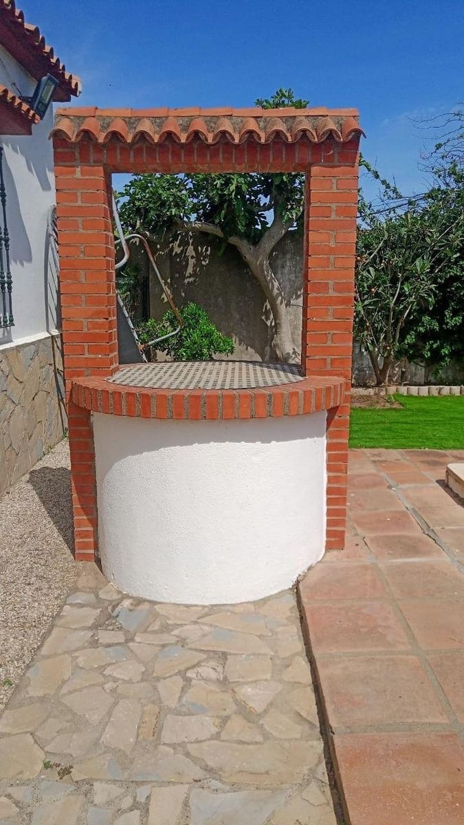 3 bedroom Villa for sale in La Linea de la Concepcion with pool garage - € 410,000 (Ref: 9829357)