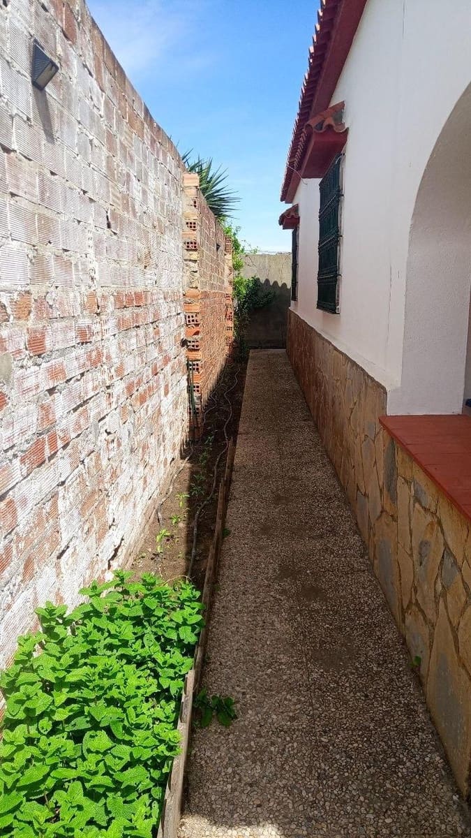 3 bedroom Villa for sale in La Linea de la Concepcion with pool garage - € 410,000 (Ref: 9829357)