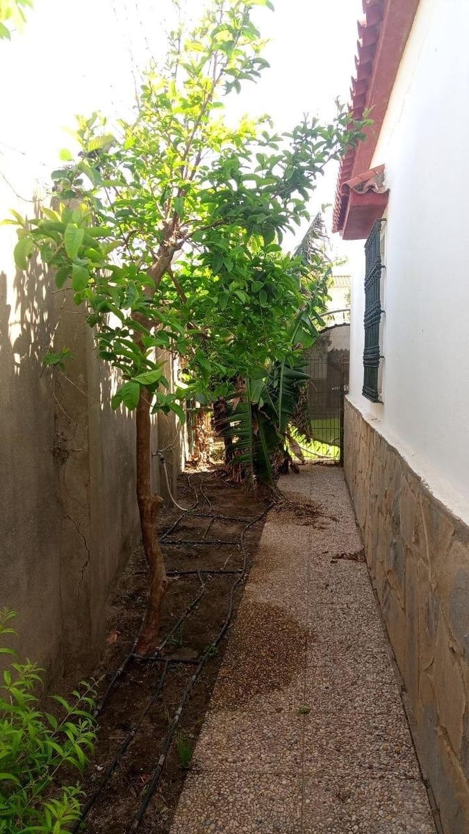 3 bedroom Villa for sale in La Linea de la Concepcion with pool garage - € 410,000 (Ref: 9829357)