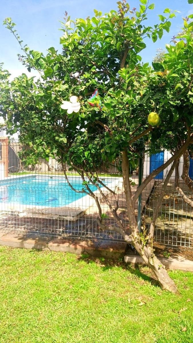 3 bedroom Villa for sale in La Linea de la Concepcion with pool garage - € 410,000 (Ref: 9829357)