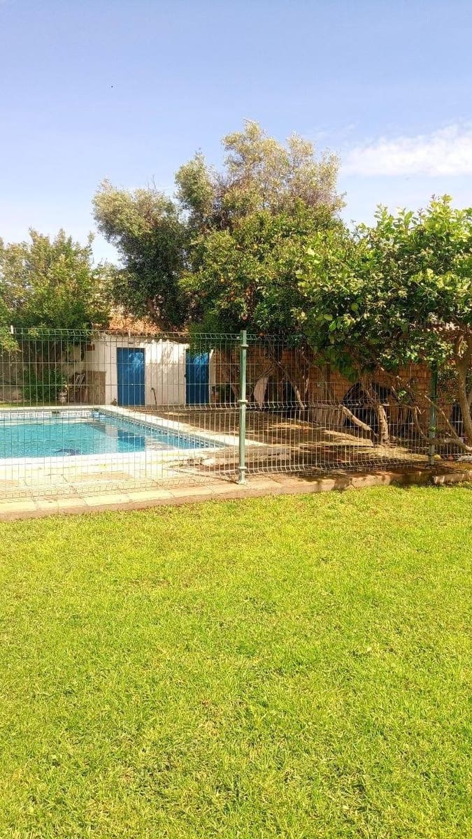 3 bedroom Villa for sale in La Linea de la Concepcion with pool garage - € 410,000 (Ref: 9829357)