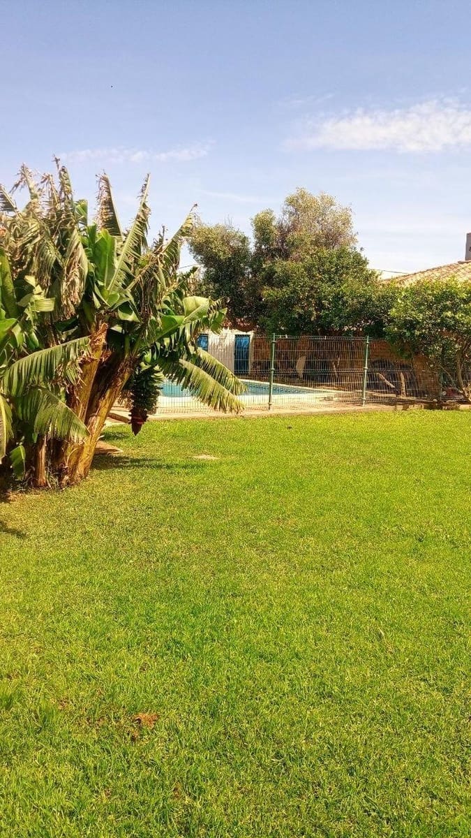 3 bedroom Villa for sale in La Linea de la Concepcion with pool garage - € 410,000 (Ref: 9829357)