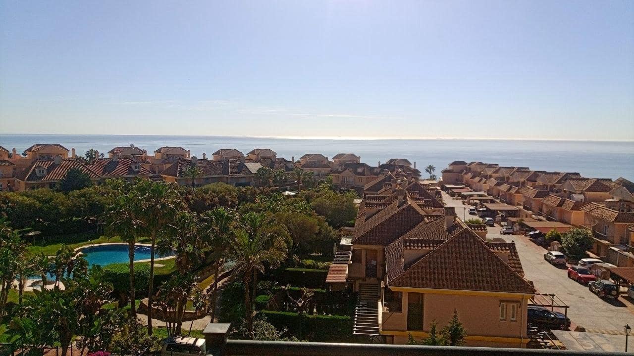 2 bedroom Apartment for sale in La Linea de la Concepcion - € 311,500 (Ref: 9831704)