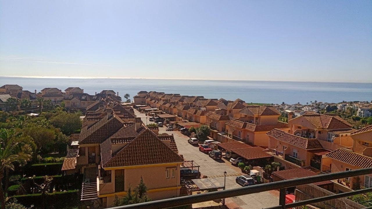 2 bedroom Apartment for sale in La Linea de la Concepcion - € 311,500 (Ref: 9831704)