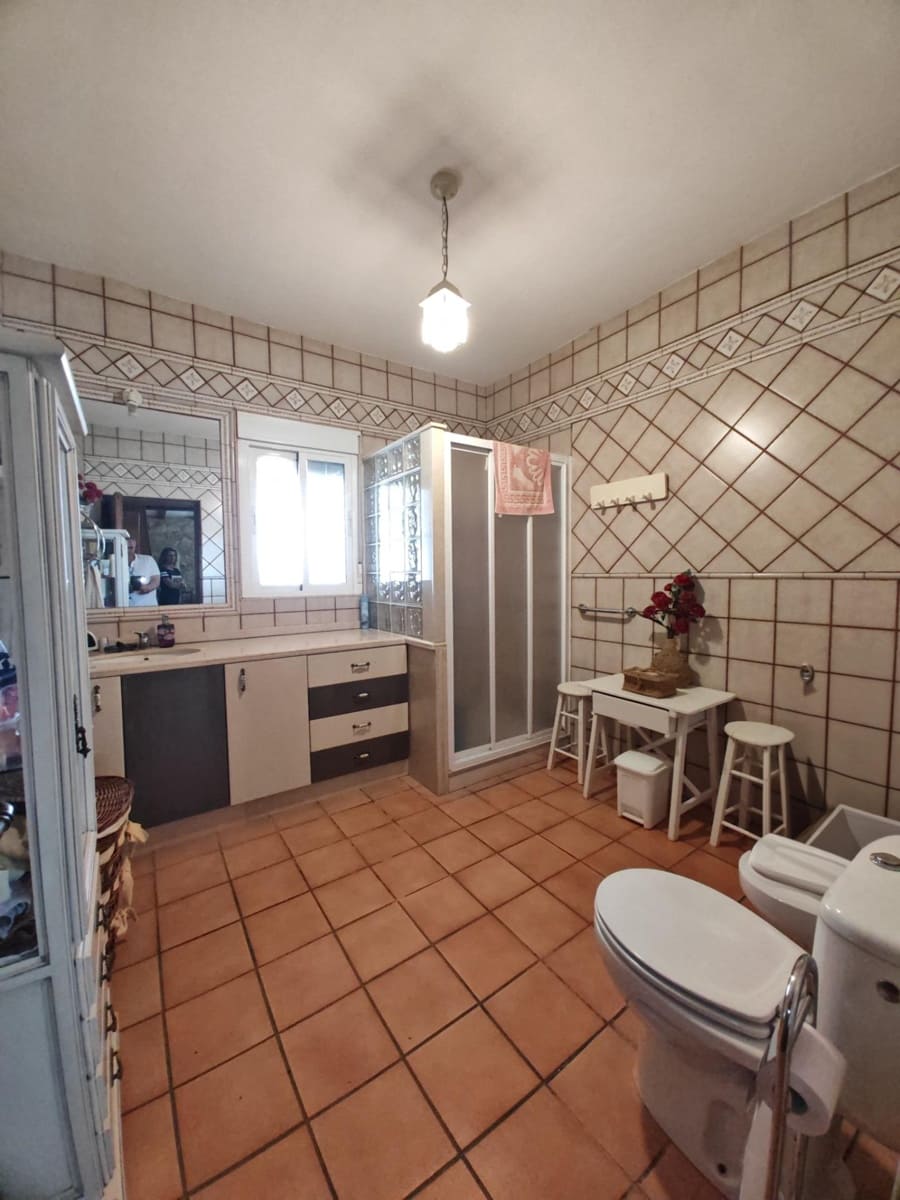 4 bedroom Villa for sale in Guarena with pool - € 210,000 (Ref: 9876607)