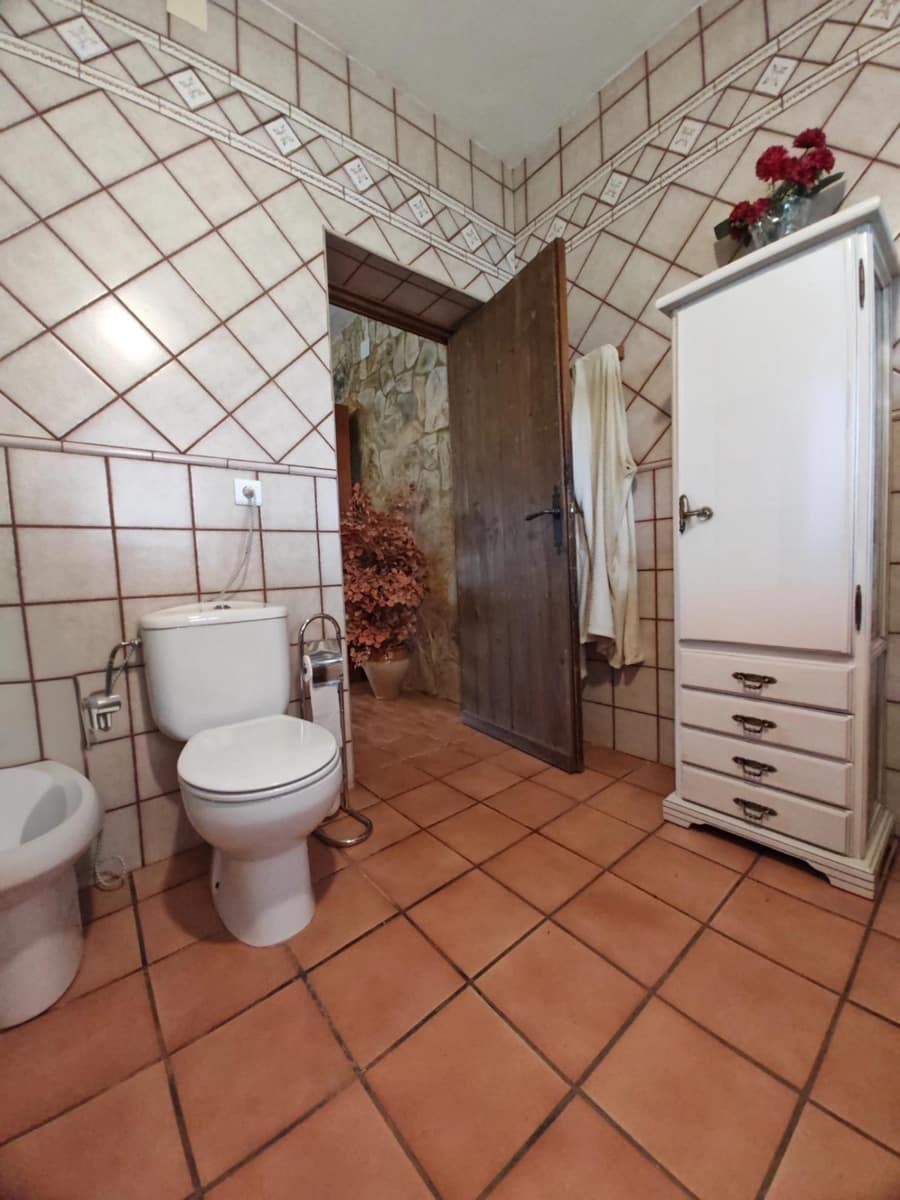 4 bedroom Villa for sale in Guarena with pool - € 210,000 (Ref: 9876607)