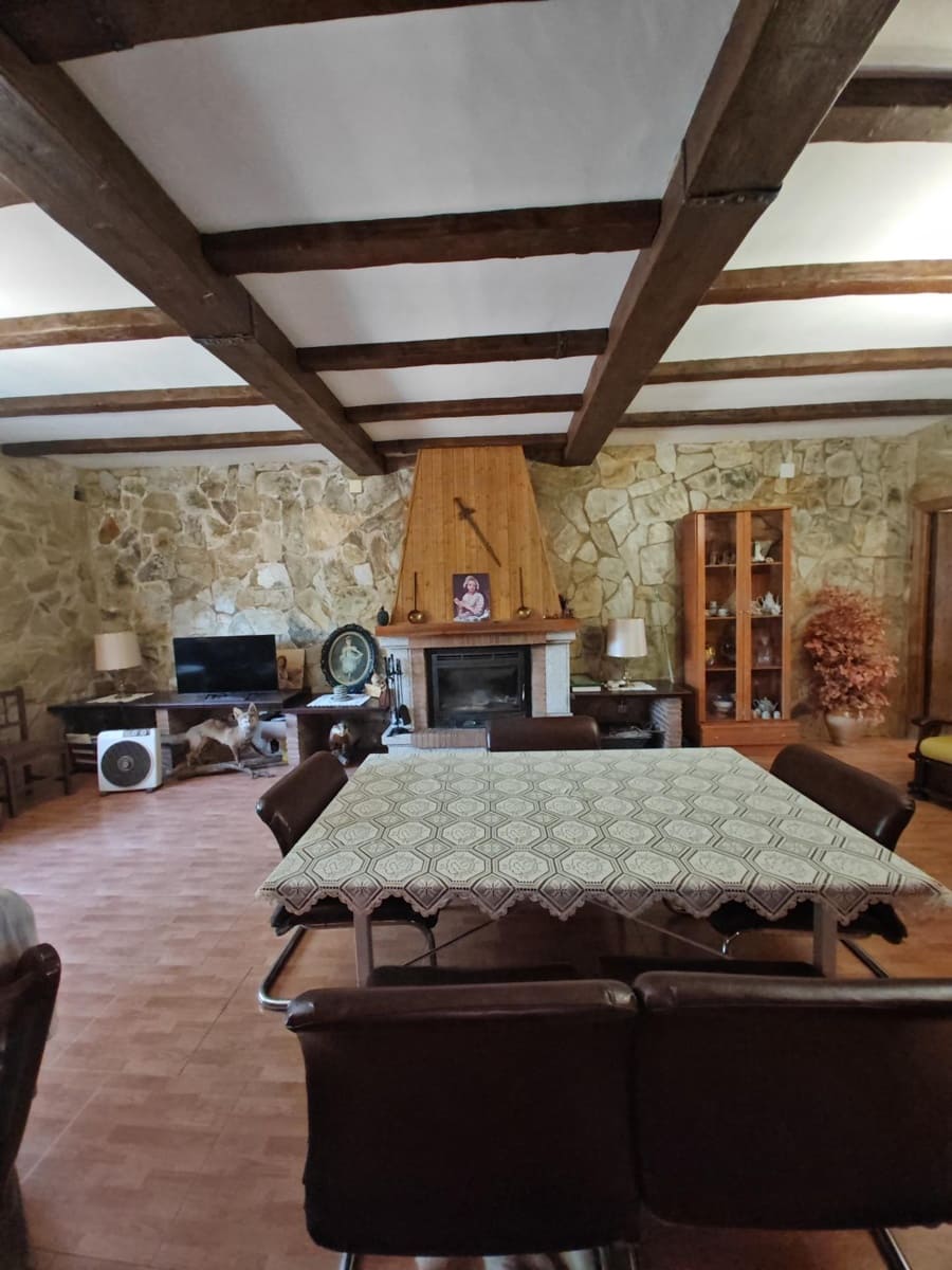 4 bedroom Villa for sale in Guarena with pool - € 210,000 (Ref: 9876607)