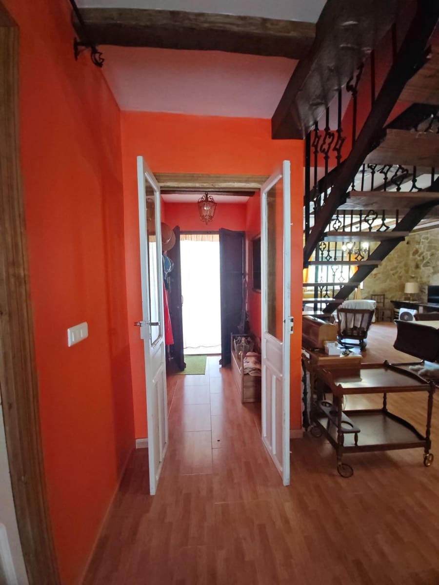 4 bedroom Villa for sale in Guarena with pool - € 210,000 (Ref: 9876607)
