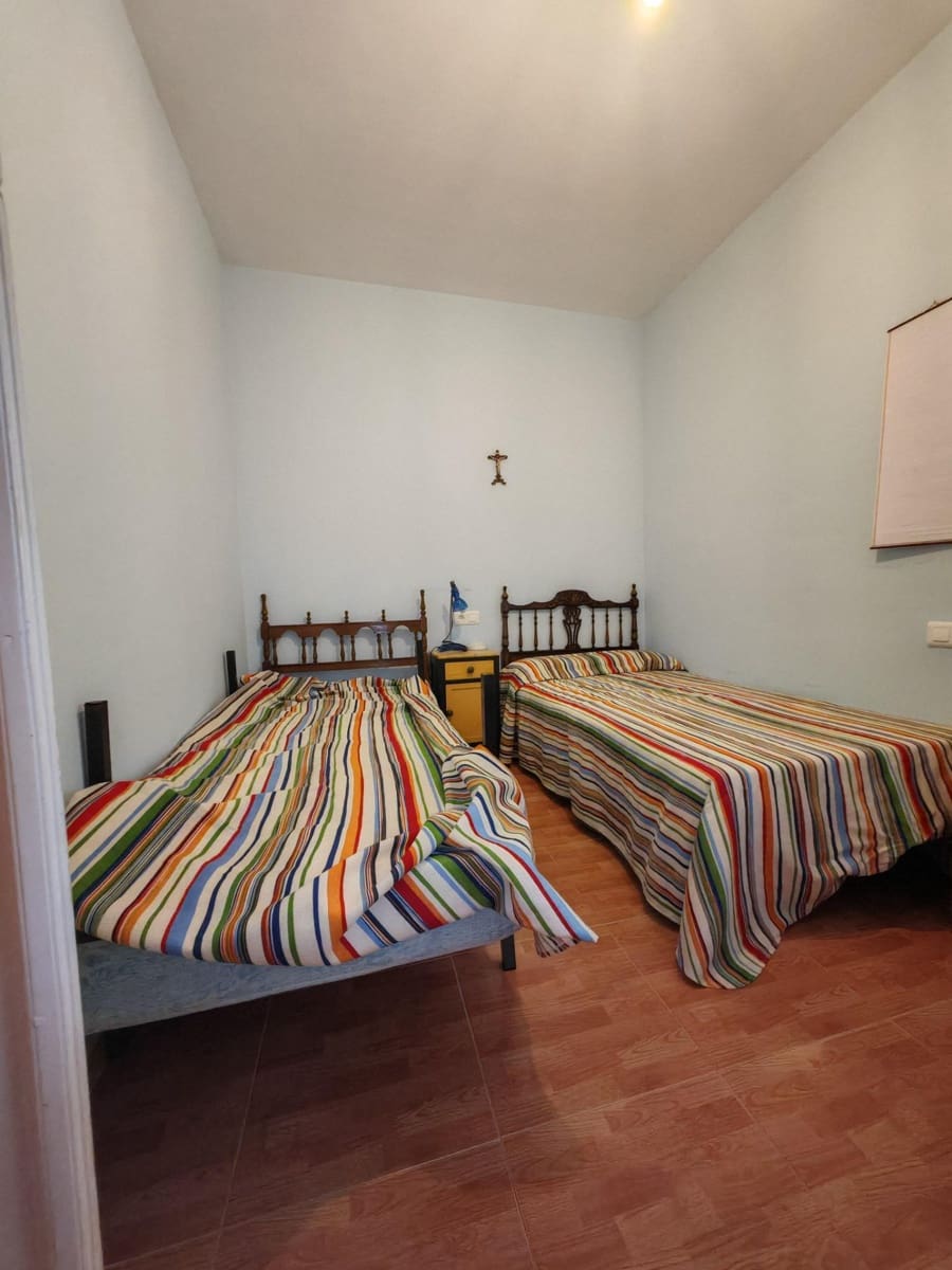 4 bedroom Villa for sale in Guarena with pool - € 210,000 (Ref: 9876607)