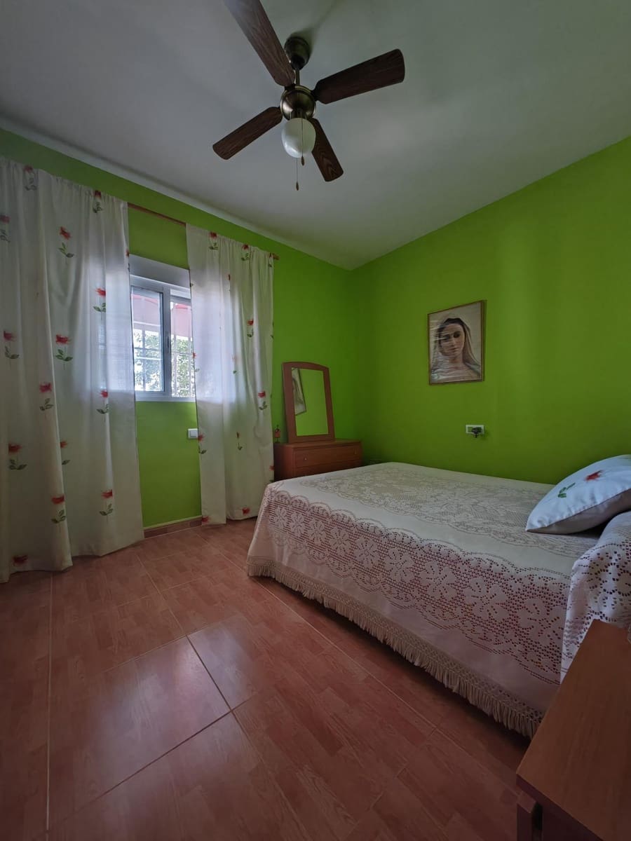 4 bedroom Villa for sale in Guarena with pool - € 210,000 (Ref: 9876607)
