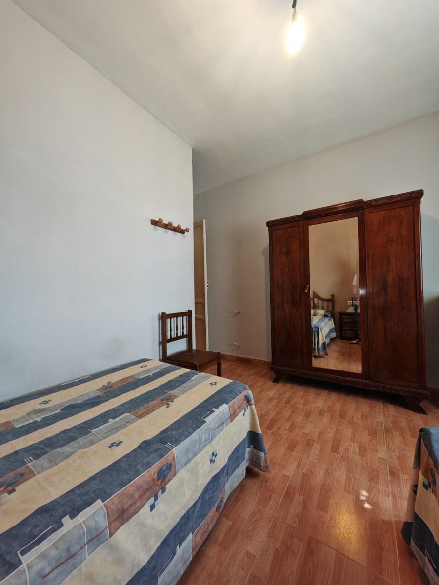 4 bedroom Villa for sale in Guarena with pool - € 210,000 (Ref: 9876607)