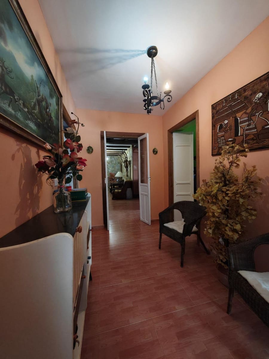 4 bedroom Villa for sale in Guarena with pool - € 210,000 (Ref: 9876607)