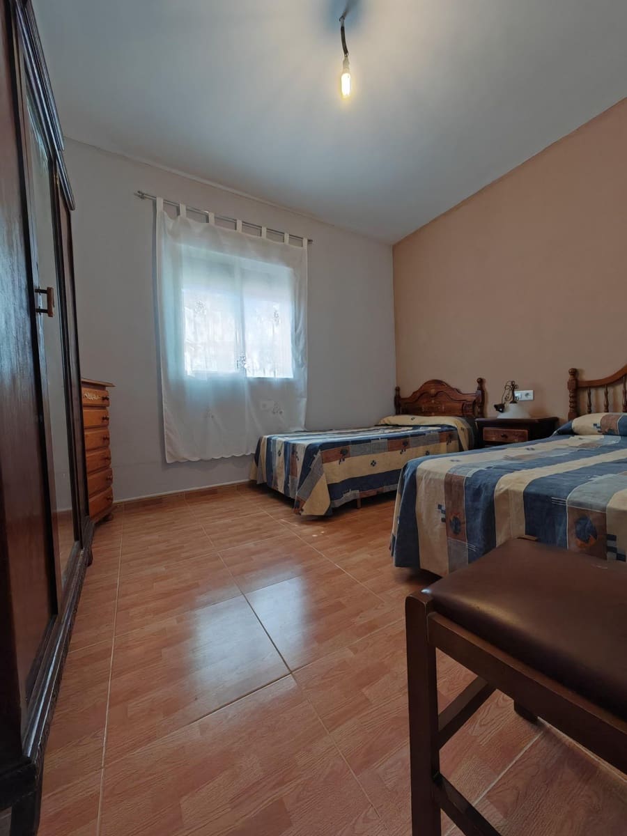 4 bedroom Villa for sale in Guarena with pool - € 210,000 (Ref: 9876607)