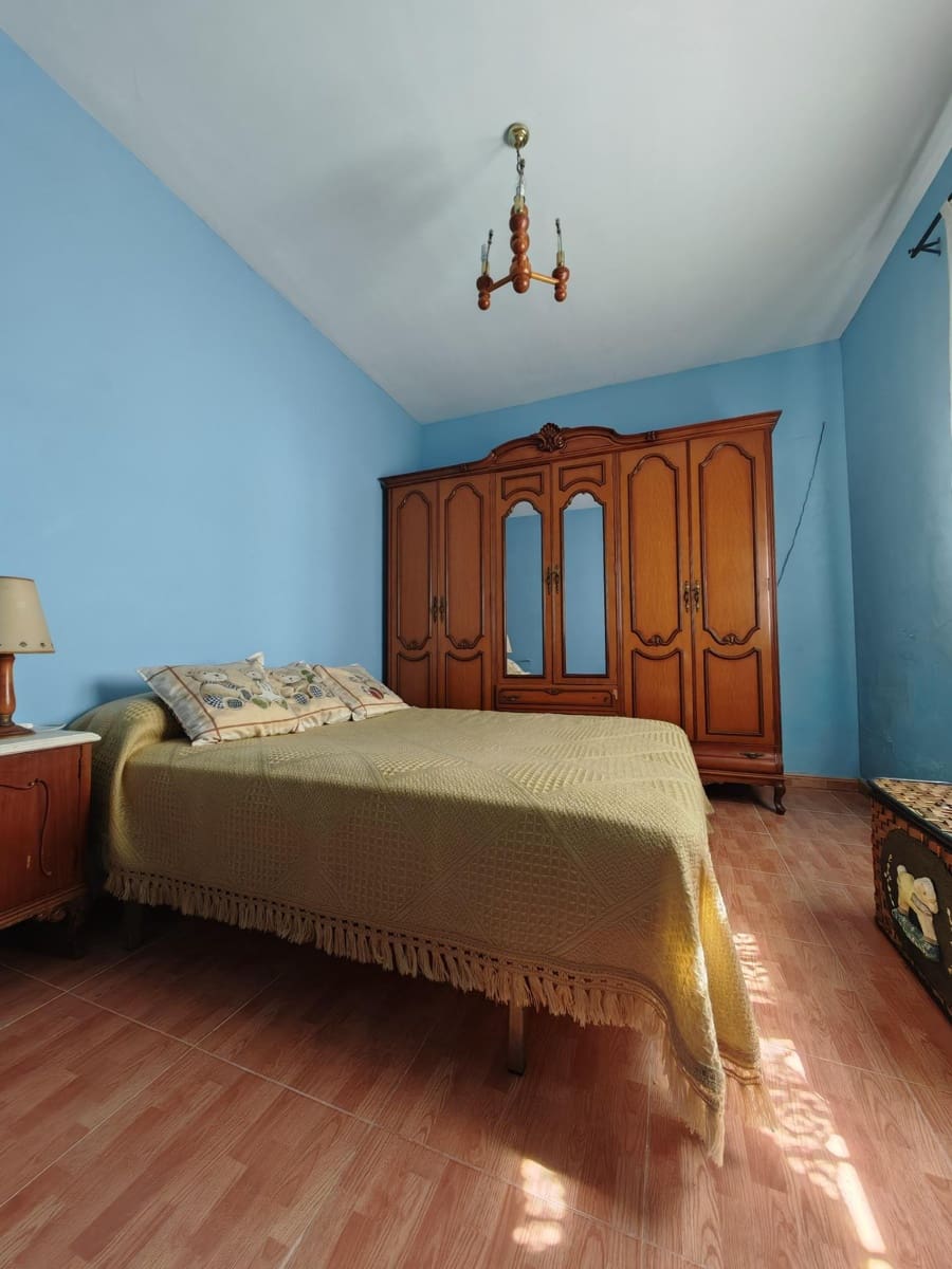 4 bedroom Villa for sale in Guarena with pool - € 210,000 (Ref: 9876607)