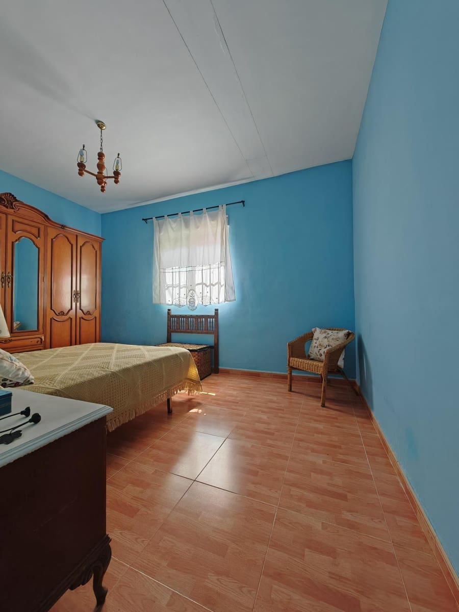 4 bedroom Villa for sale in Guarena with pool - € 210,000 (Ref: 9876607)