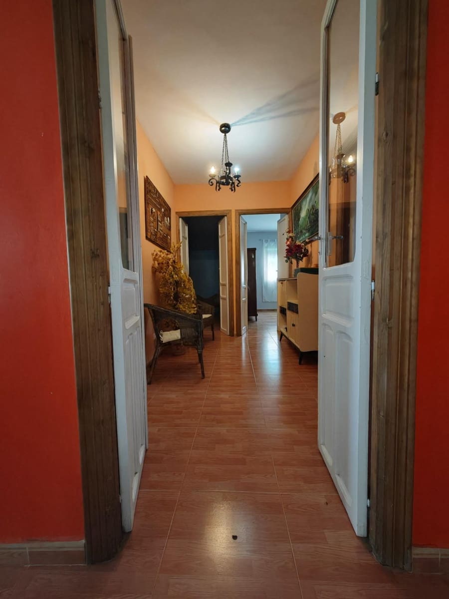 4 bedroom Villa for sale in Guarena with pool - € 210,000 (Ref: 9876607)