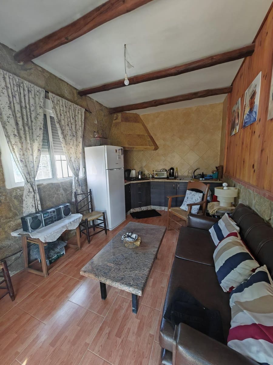 4 bedroom Villa for sale in Guarena with pool - € 210,000 (Ref: 9876607)