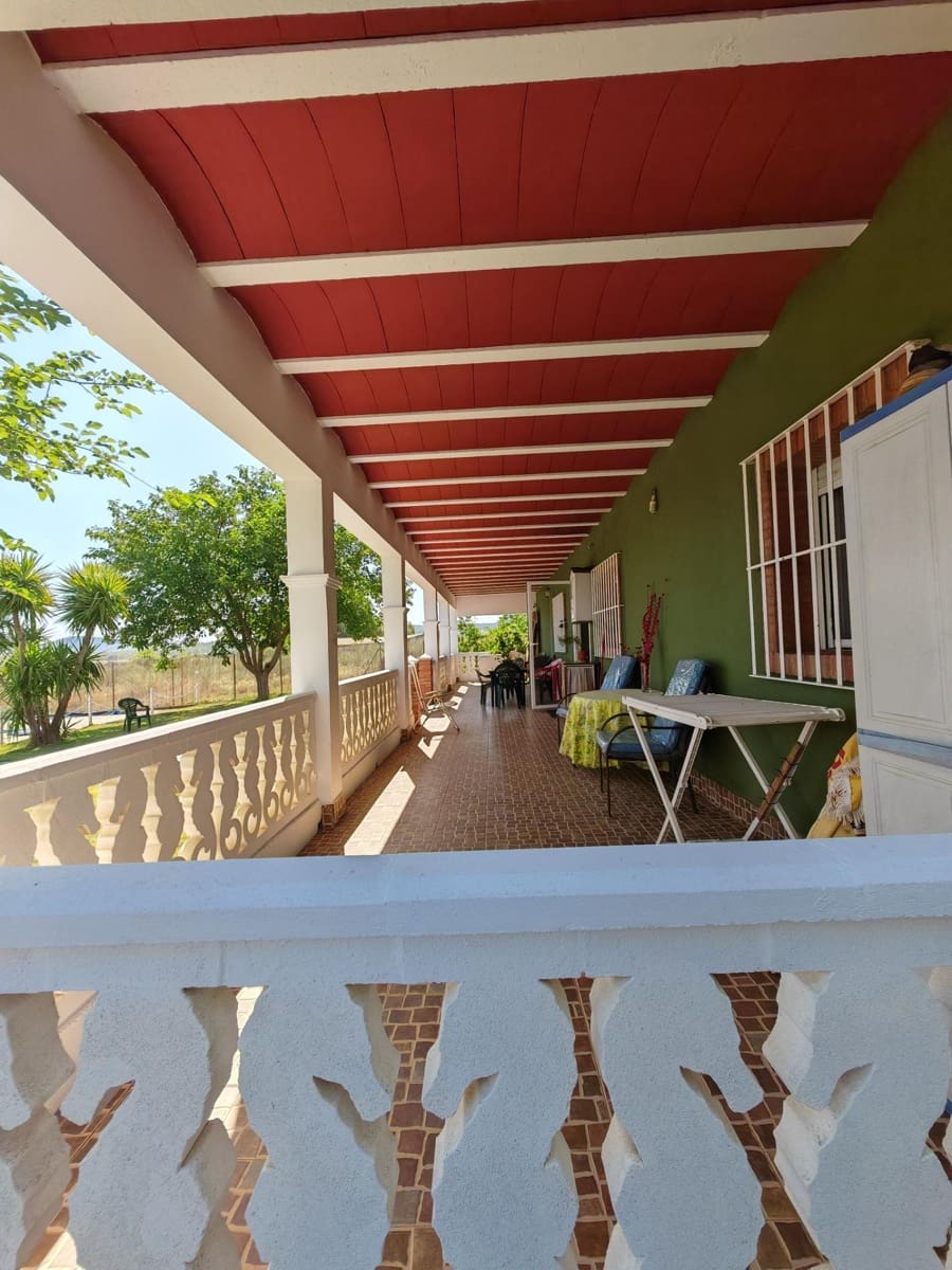 4 bedroom Villa for sale in Guarena with pool - € 210,000 (Ref: 9876607)