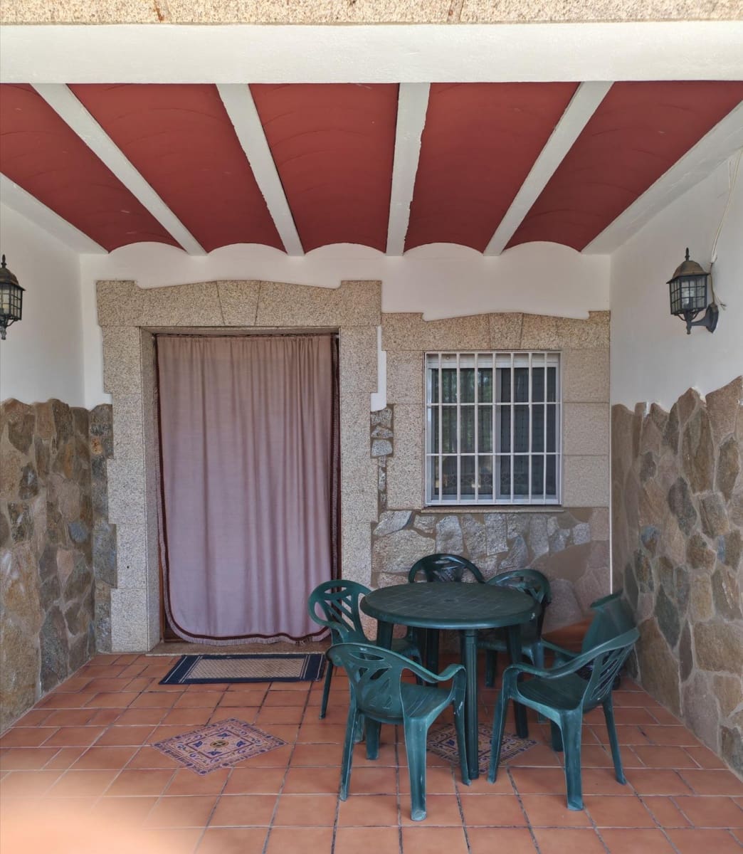 4 bedroom Villa for sale in Guarena with pool - € 210,000 (Ref: 9876607)