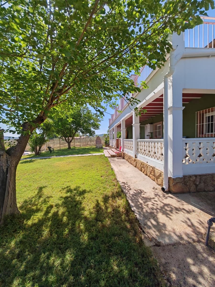 4 bedroom Villa for sale in Guarena with pool - € 210,000 (Ref: 9876607)