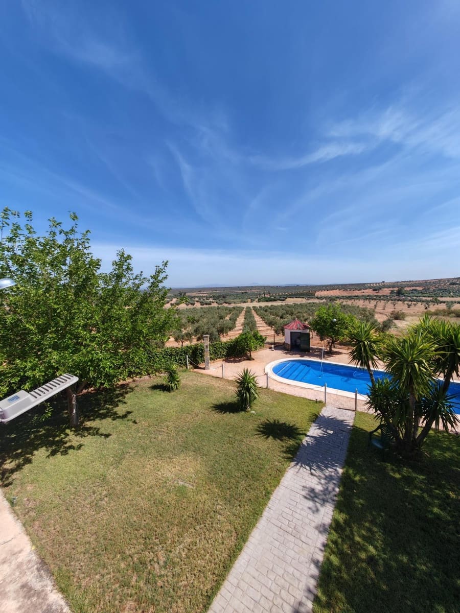 4 bedroom Villa for sale in Guarena with pool - € 210,000 (Ref: 9876607)