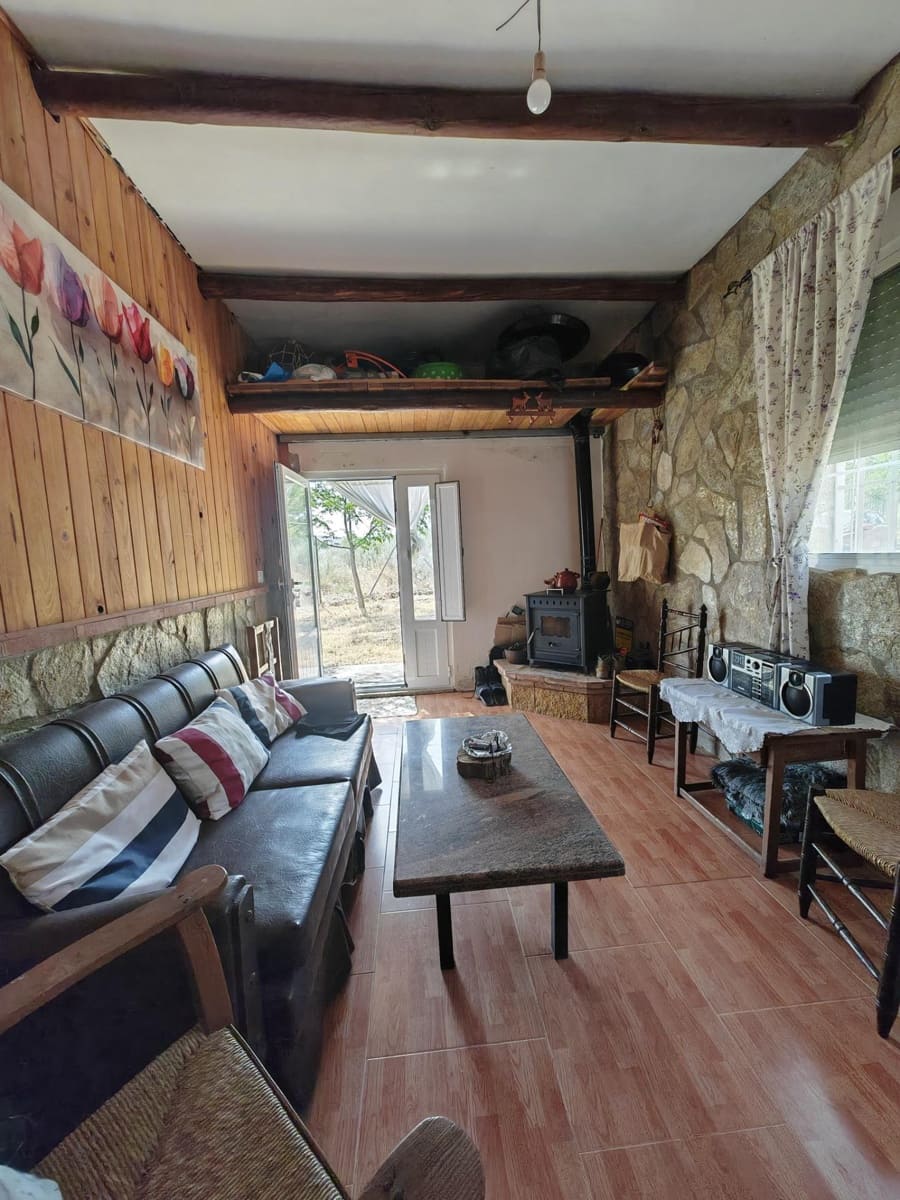 4 bedroom Villa for sale in Guarena with pool - € 210,000 (Ref: 9876607)