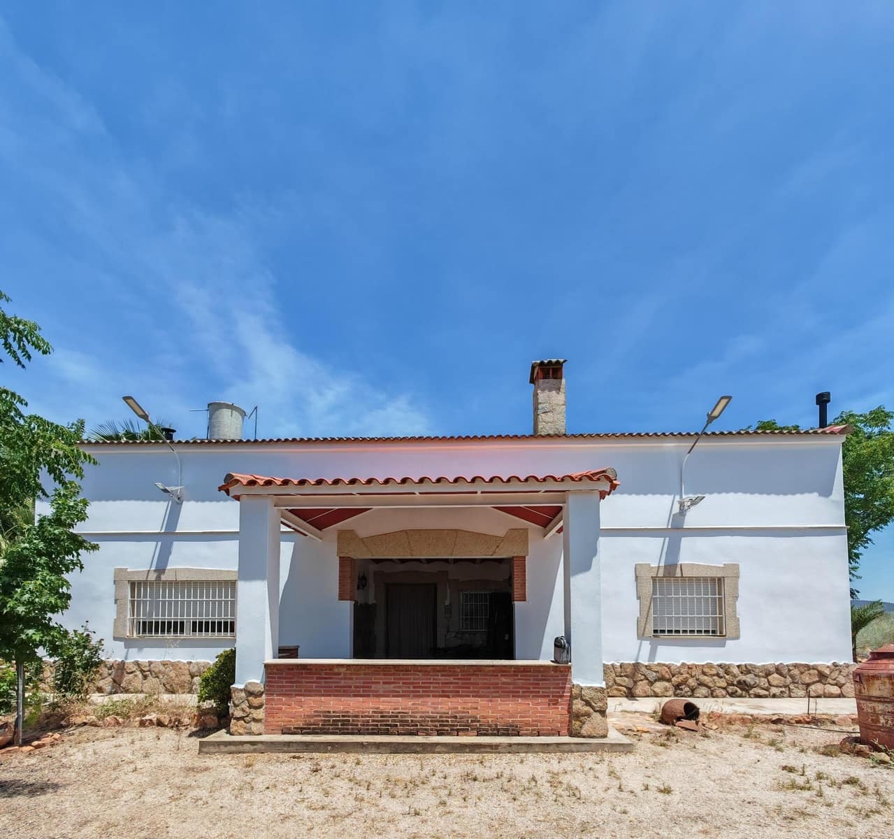 4 bedroom Villa for sale in Guarena with pool - € 210,000 (Ref: 9876607)