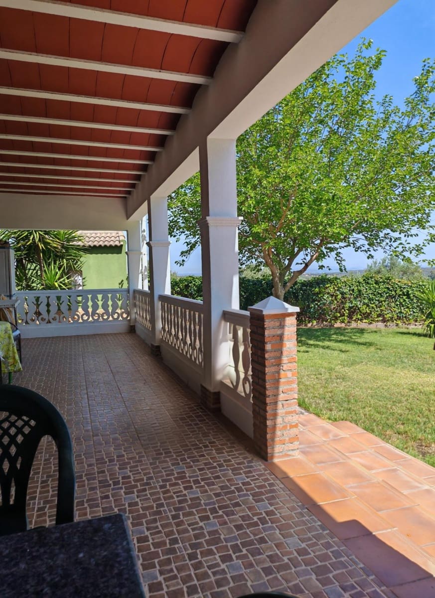 4 bedroom Villa for sale in Guarena with pool - € 210,000 (Ref: 9876607)