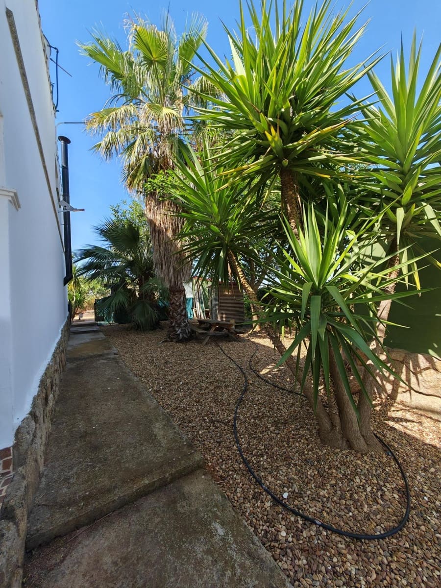 4 bedroom Villa for sale in Guarena with pool - € 210,000 (Ref: 9876607)