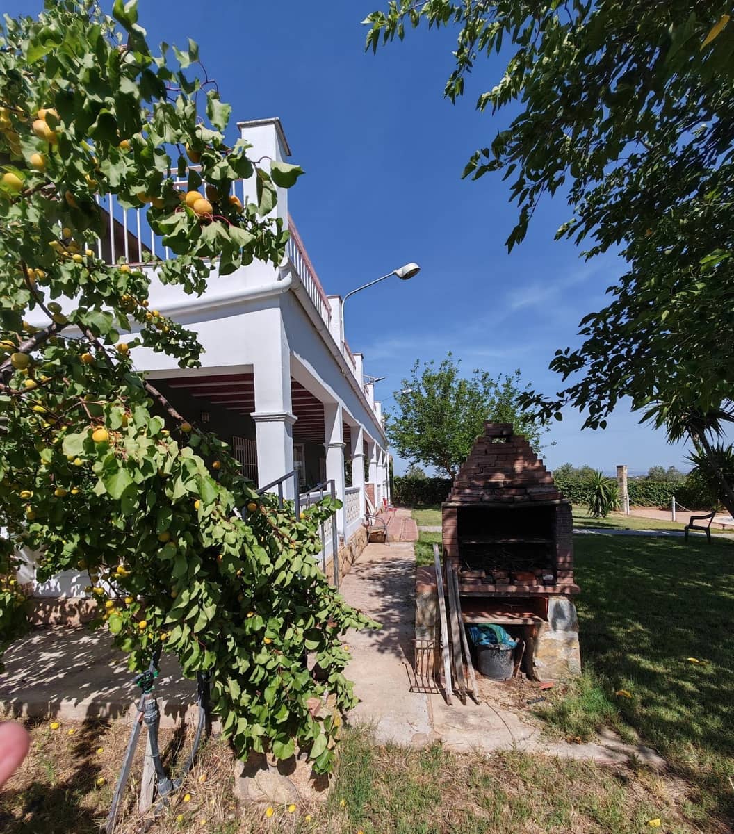 4 bedroom Villa for sale in Guarena with pool - € 210,000 (Ref: 9876607)